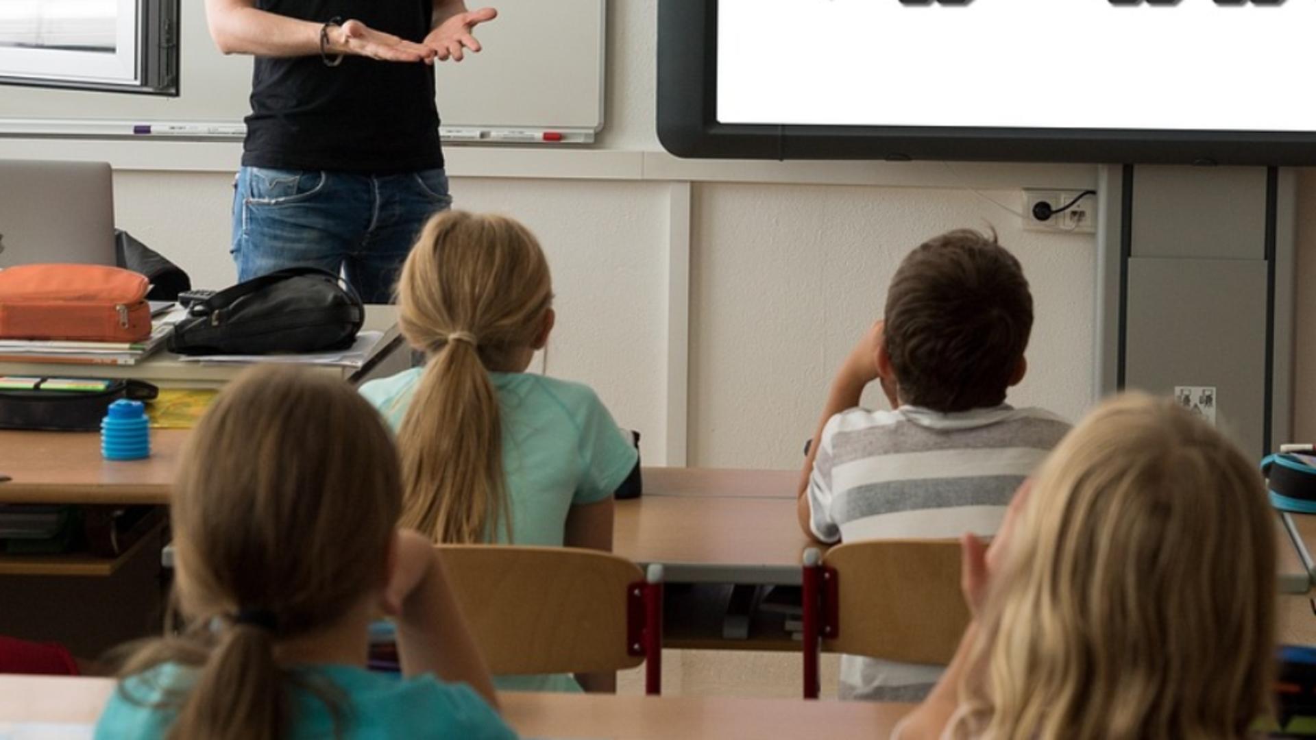 Planurile Ministerului Educatiei pentru cursuri in trei schimburi