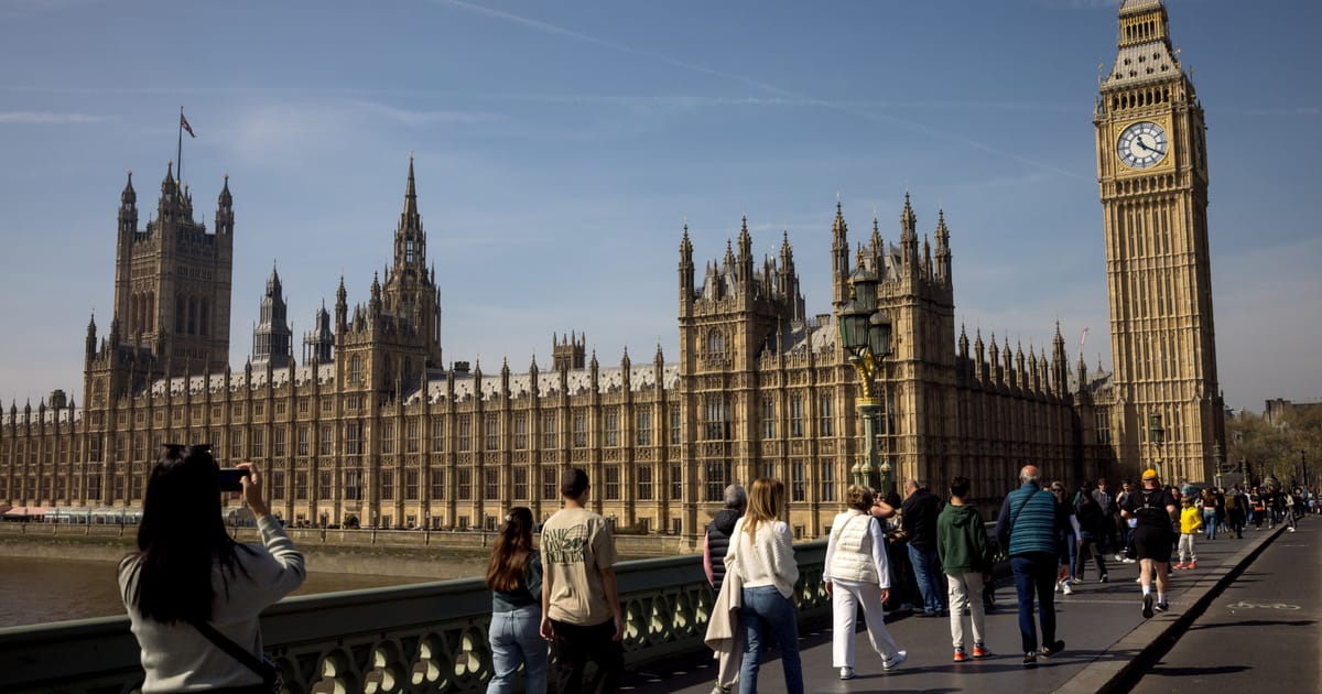 Barbat arestat pentru trimiterea de scrisori cu excremente deputatilor