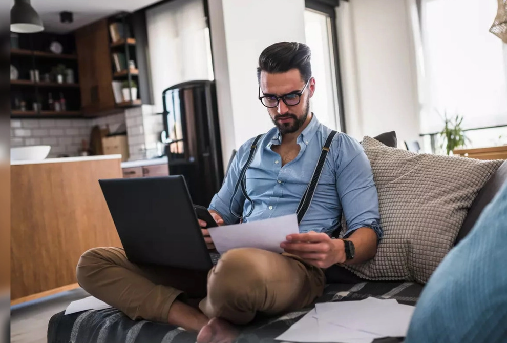 Adio munca la distantza in IT tanar IT ist fara job 6 luni