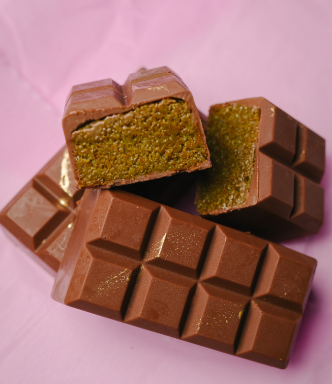 Doi romani arestati pentru furtul a 53 batoane ciocolata