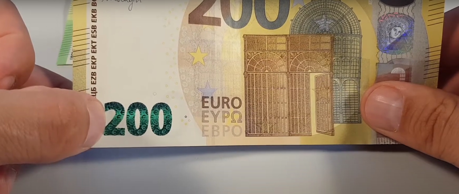 Femeie schimba bancnote false de 200 de euro