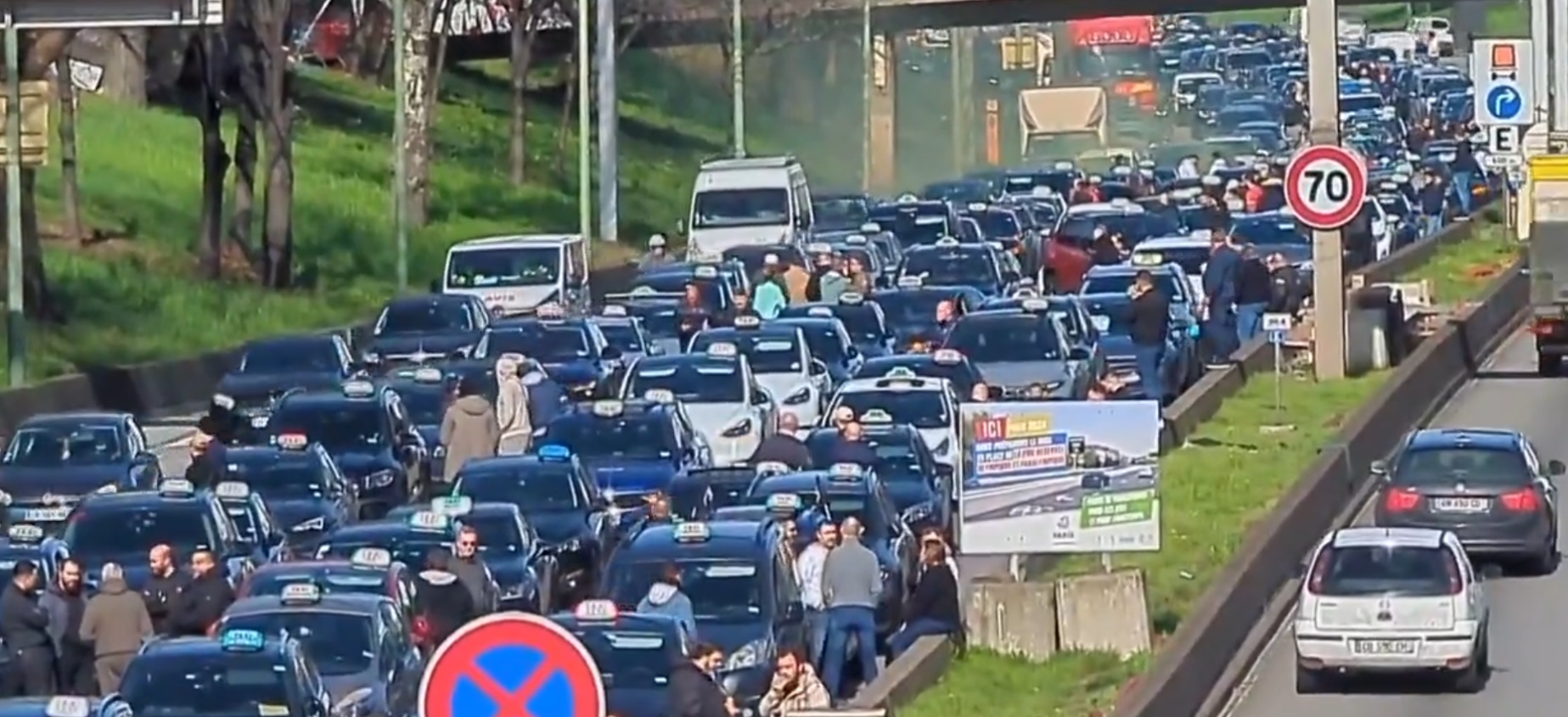 Franta Greva taximetristilor continua blocand Gara din Paris