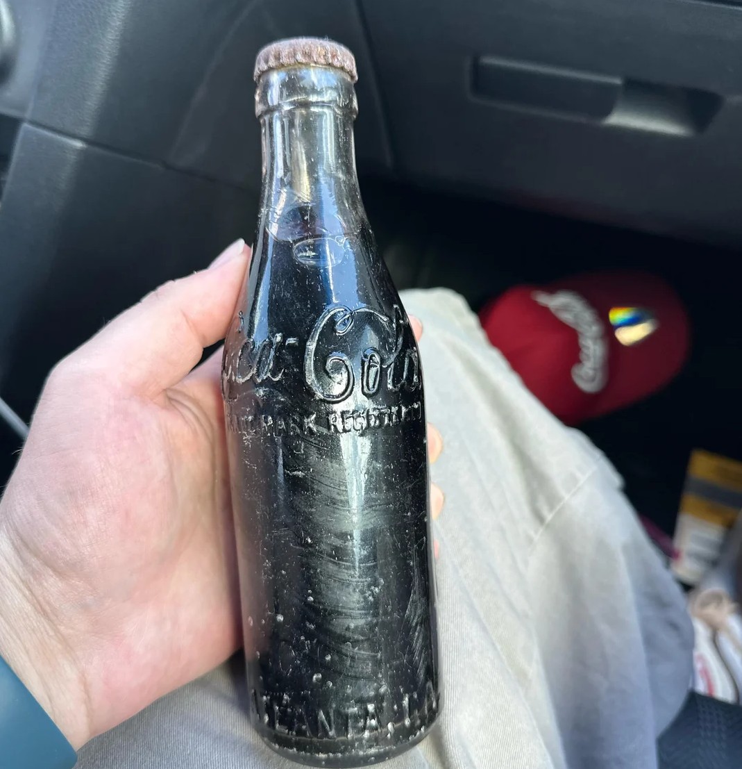 O sticla rara de Coca Cola gasita intr un anticariat