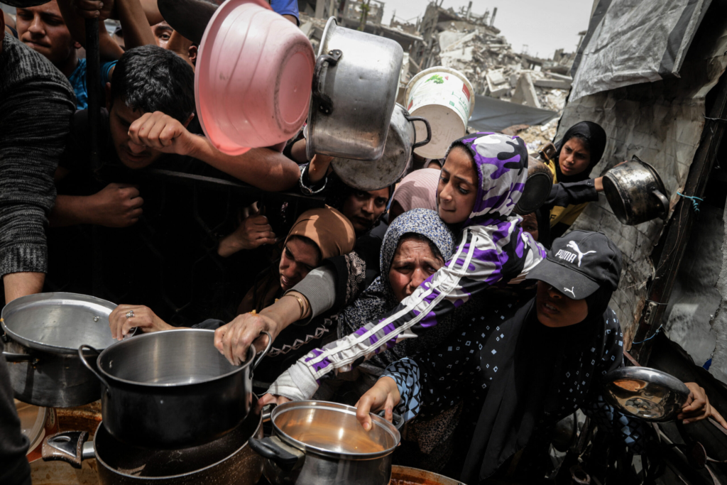 Palestinienii in disperare ataca punctul de ajutoare