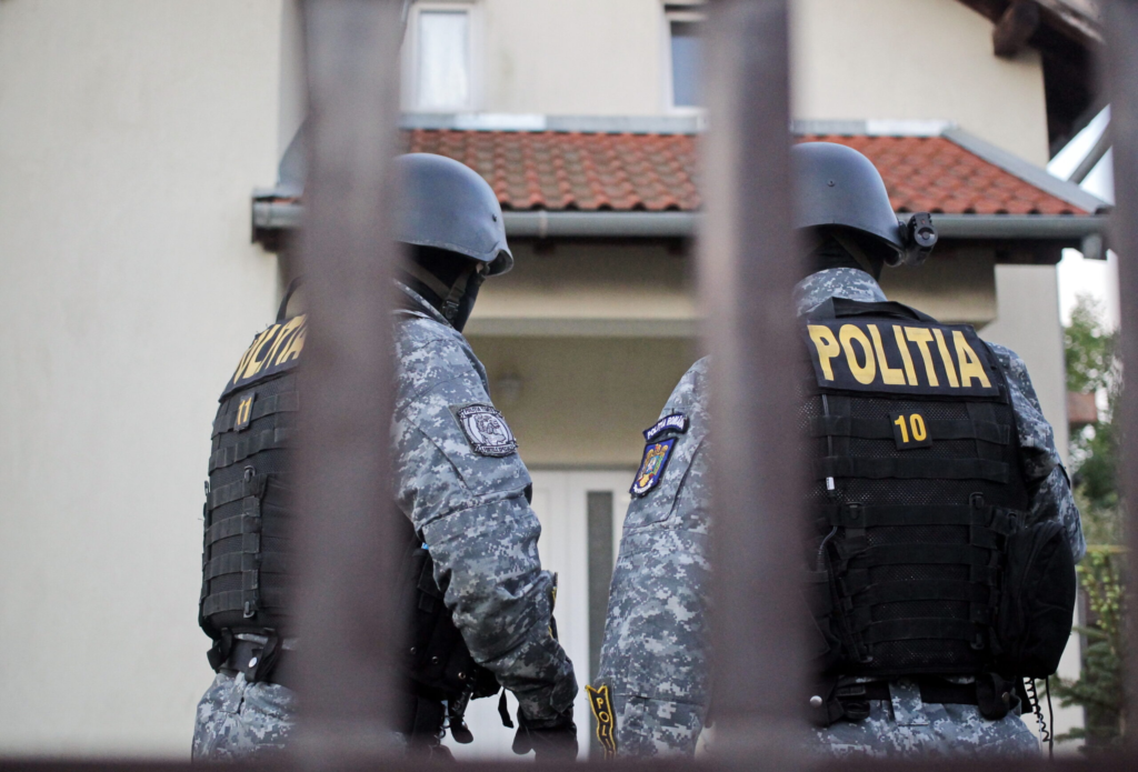 Perchezitii la o retea de trafic de persoane