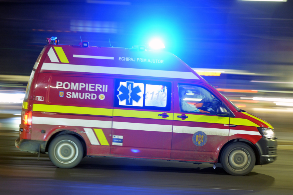 Un copil de 7 ani si mama lui au cazut de la etaj in Sectorul 2