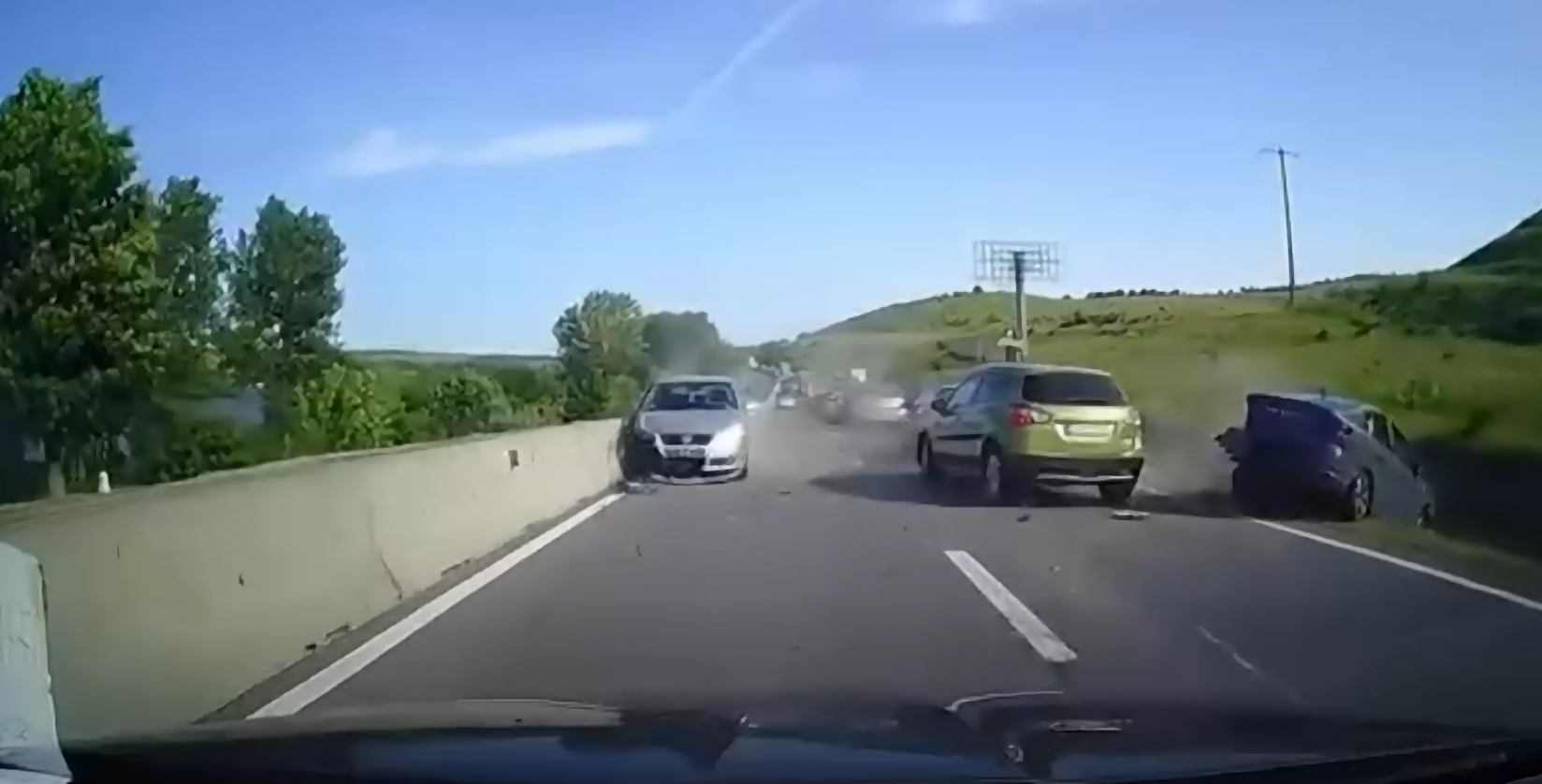 Accident filmat LIVE la Tureni Cluj Soferita distrata intra in coloana