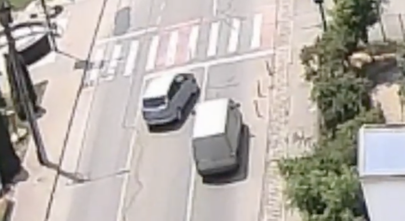 Accident surprins pe camera la Cluj Sofer loveste autoutilitaria VIDEO FOTO