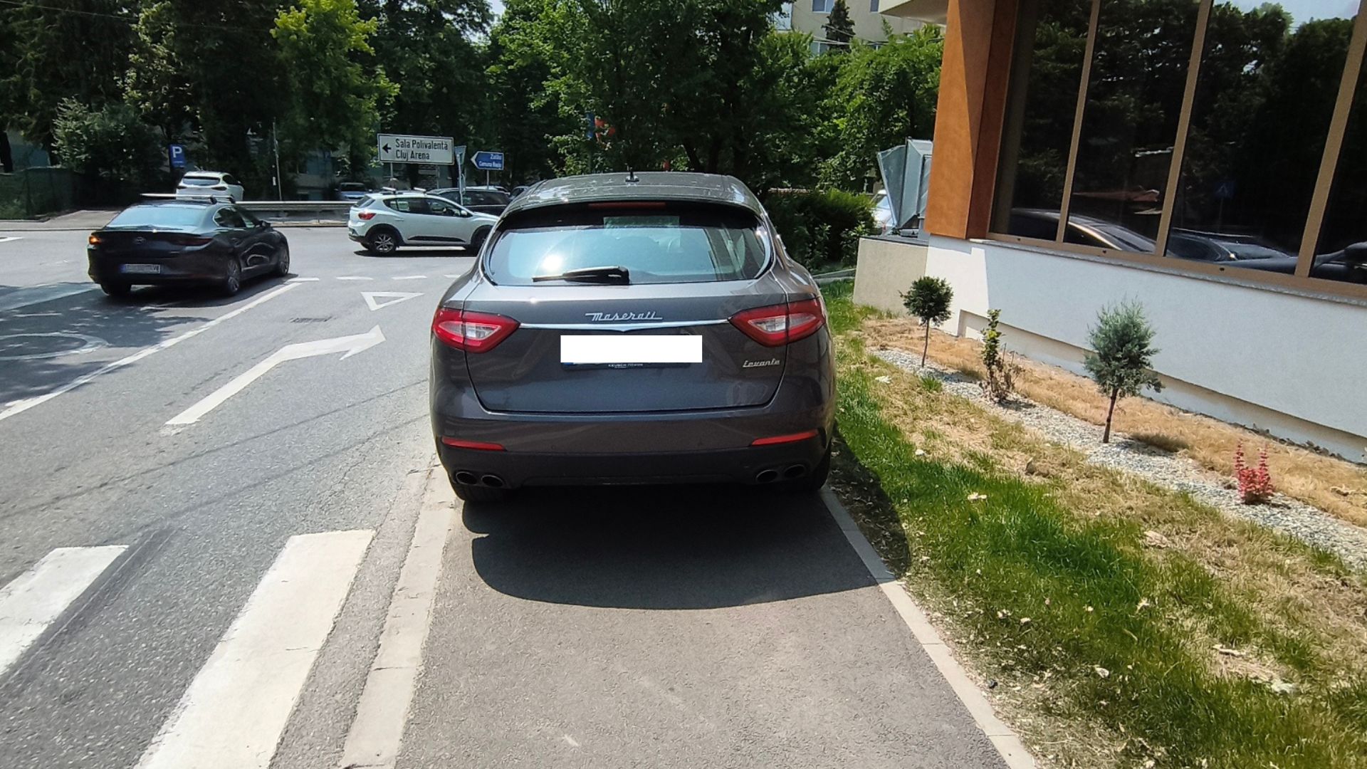 Arogana n Cluj Napoca Maserati parcat pe trotuar