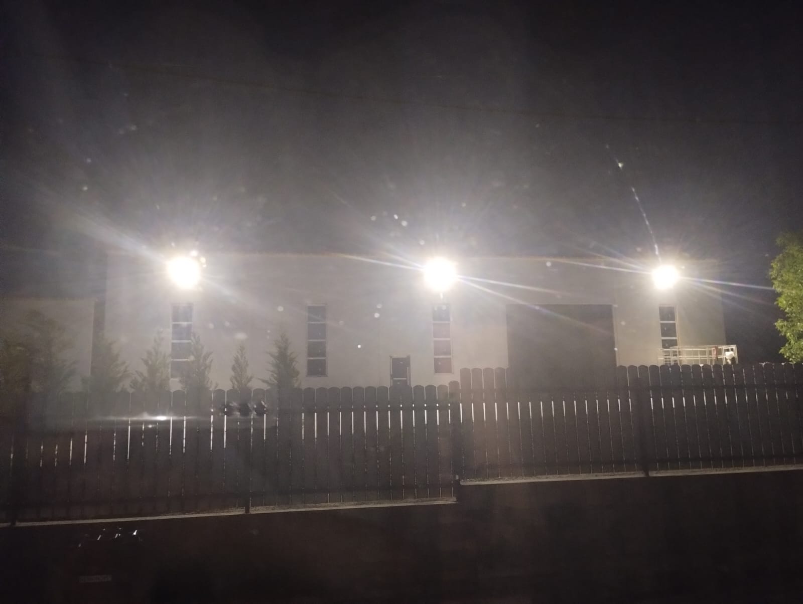 Clujenii din Apahida se plang de luminile unei hale