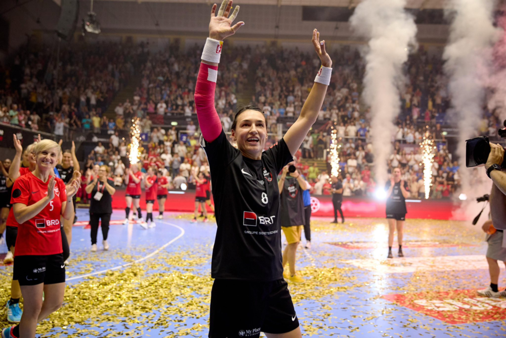 Cristina Neagu si a incheiat cariera la o gala cu presedintele