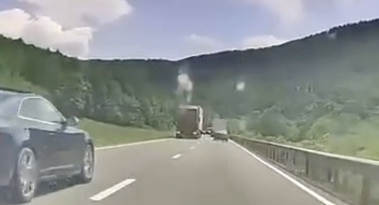 Depasire extrema in Cluj langa un TIR VIDEO