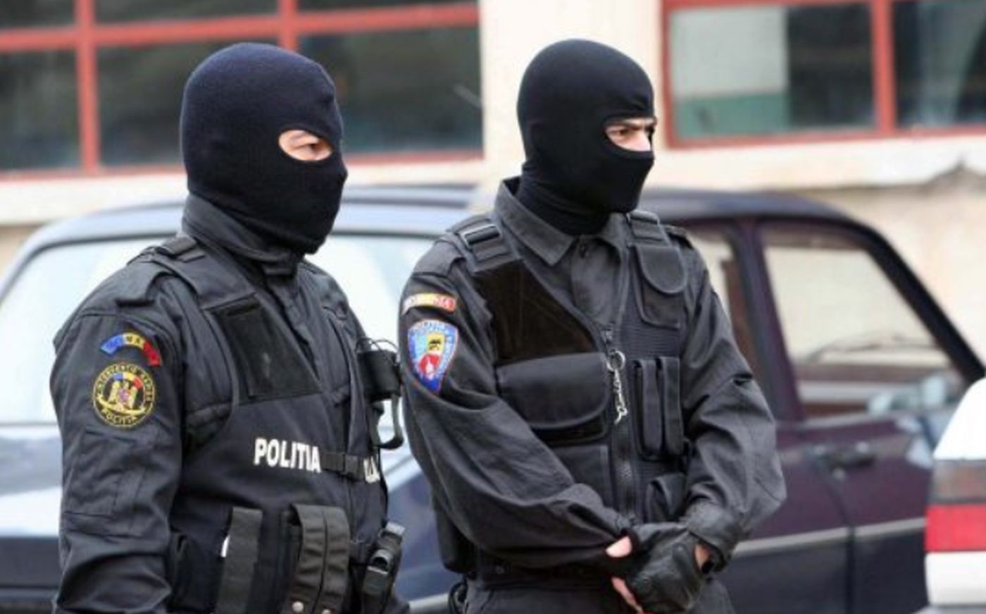 Grupare de crima organizata perchezitionata de mascati