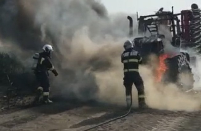 Incendiu in Cluj Tractor si baloti de fan arsi