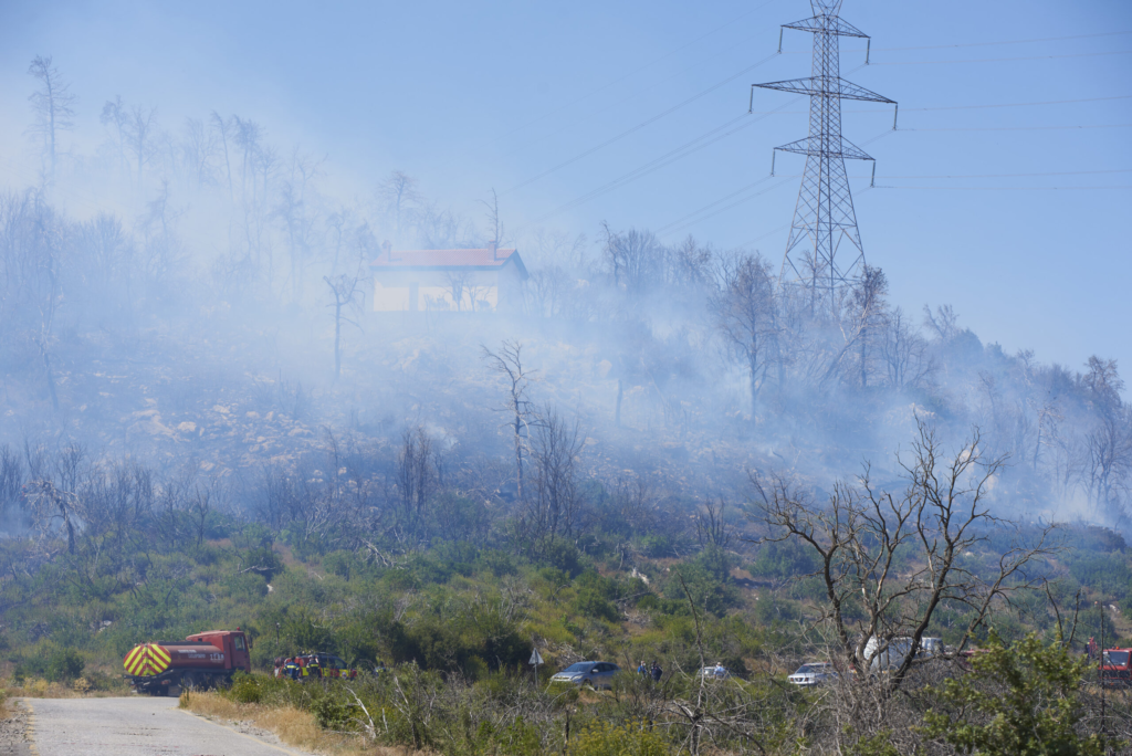 Incendiul din sudul Atenei a fost stins riscurile raman mari