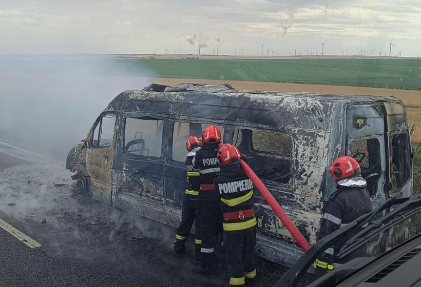 Microbuz cu 20 de persoane in flacari pe DN 22