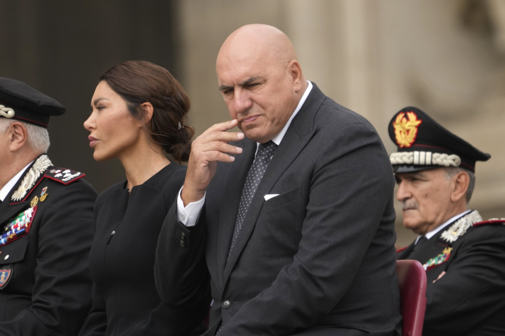 Ministrul italian al Apararii NATO nu mai este necesara