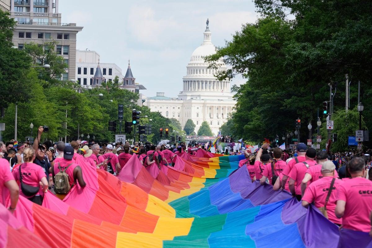 Participanti la parada WorldPride mars in Washington contra lui Trump