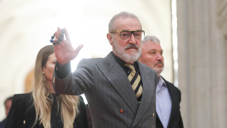 Patriarhul Daniel i a interzis lui Becali cantatul la strana