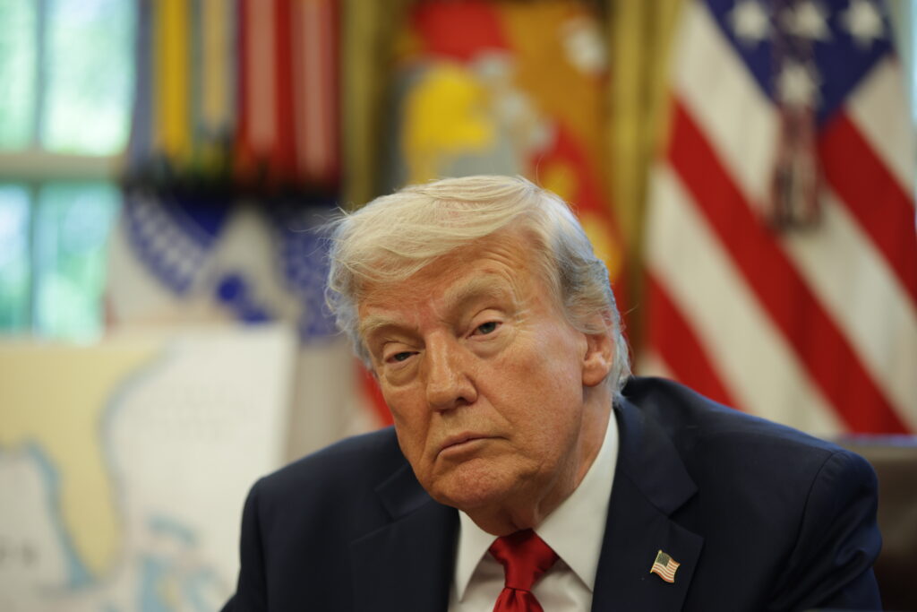 Planurile lui Donald Trump de a concedia angajati federali sunt suspendate