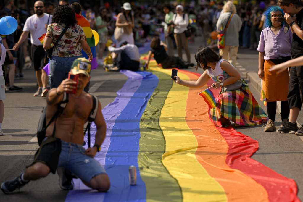 Trei persoane cu spray lacrimogen gasite la Pride Park