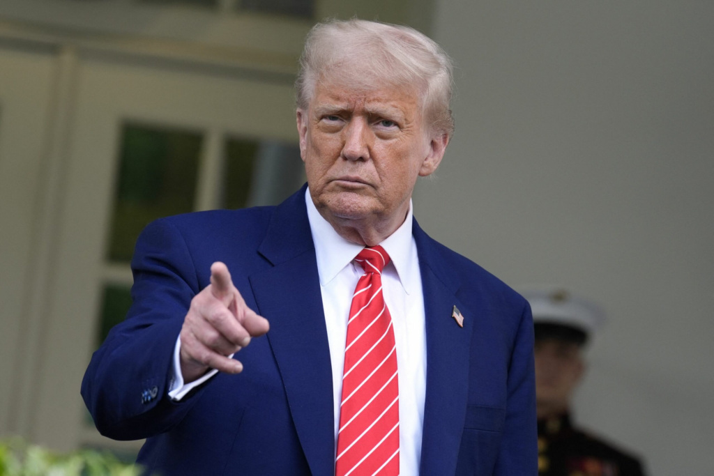 Trump ii incurajeaza pe studentii chinezi din SUA