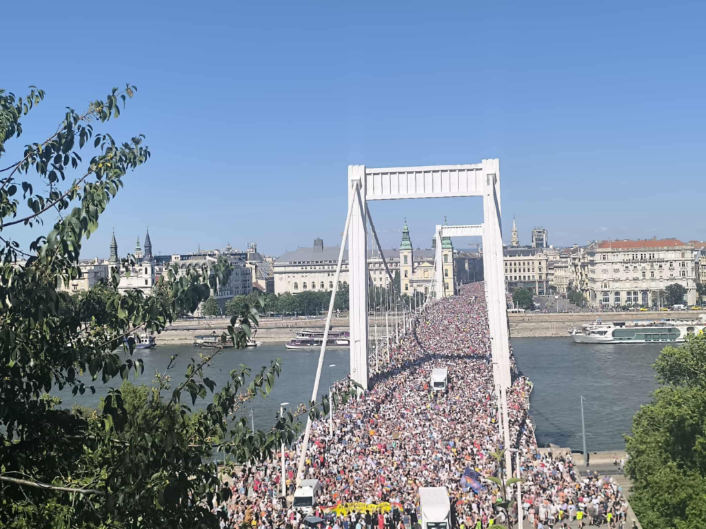Zeci de mii de oameni au ignorat interdictia marsului Pride in Ungaria