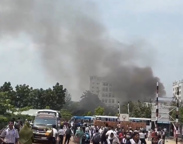 Avion militar din Bangladesh s a prabusit in Dhaka