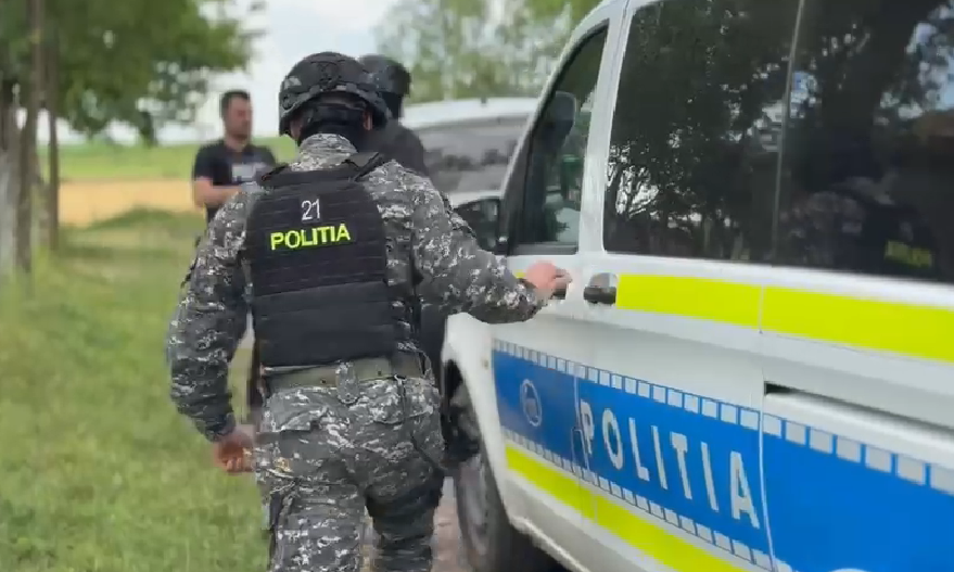 Perchezitii la fratele si sora criminalului Muresean