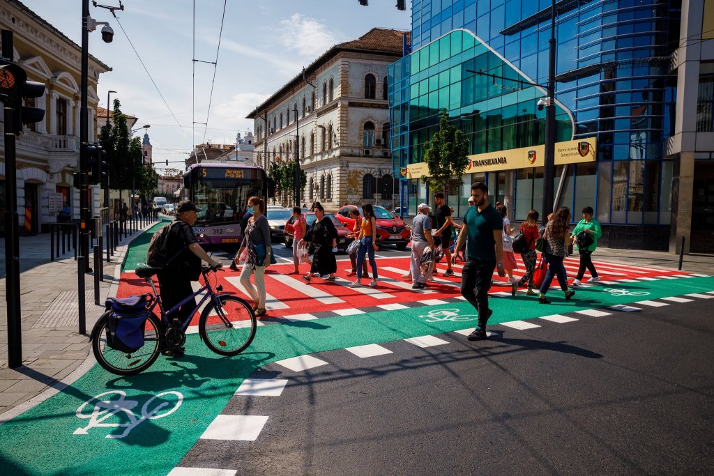 Pistele de biciclete din Cluj sunt trotuare de