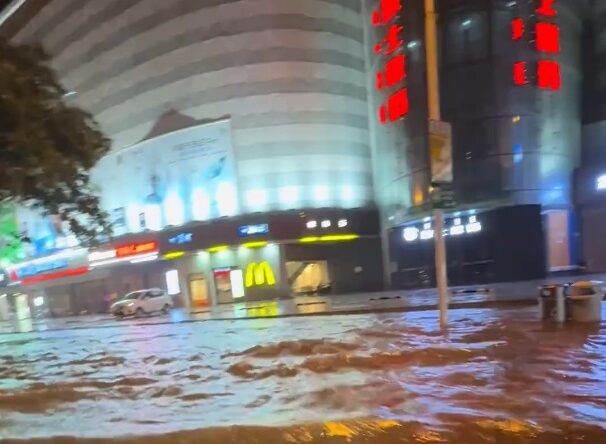 Ploi torentiale in China 80000 evacuati 30 morti