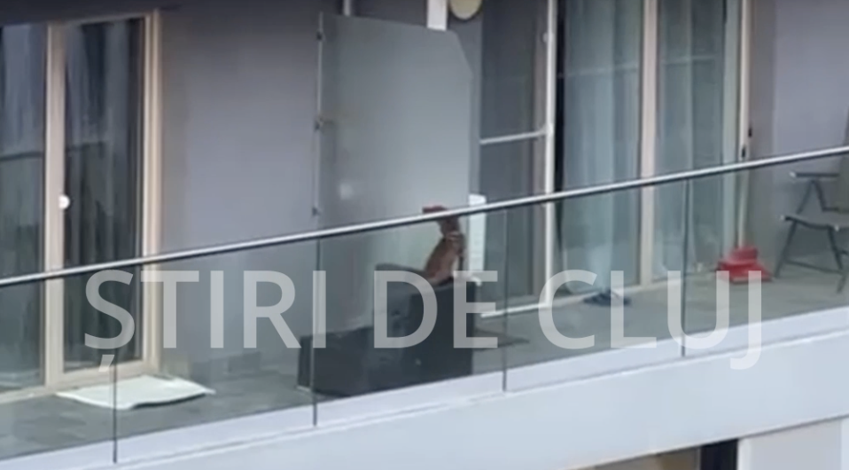 Politia a intervenit pentru catelul lasat pe balcon