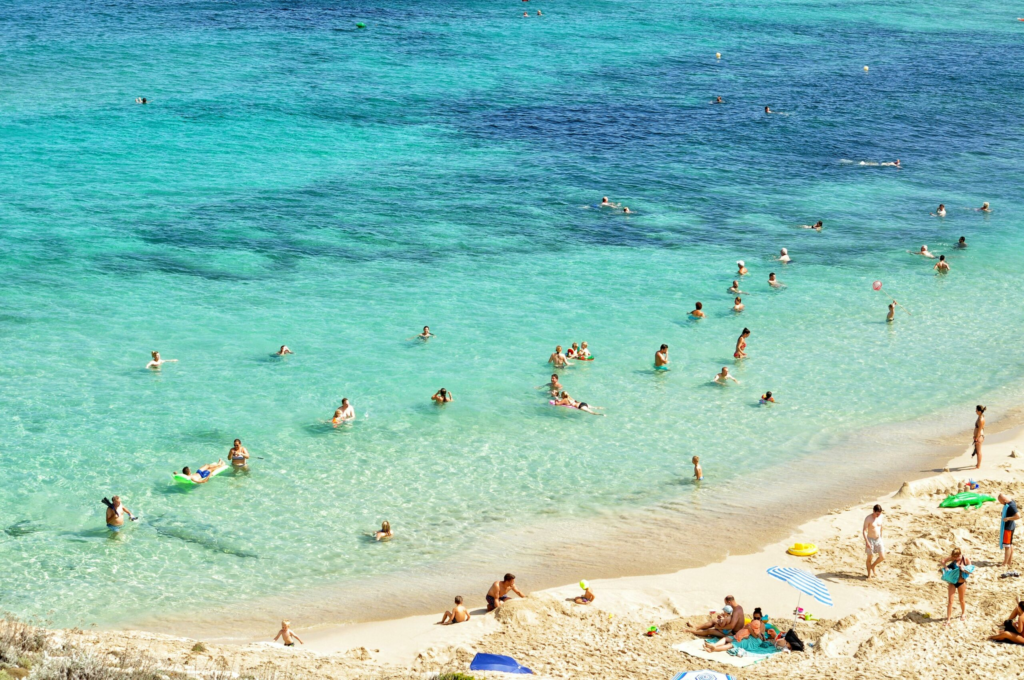 Spaniolii exclusi de turisti de pe plajele lor