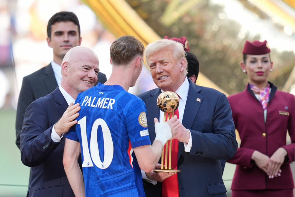 Trump a primit medalie pe podium cu Chelsea