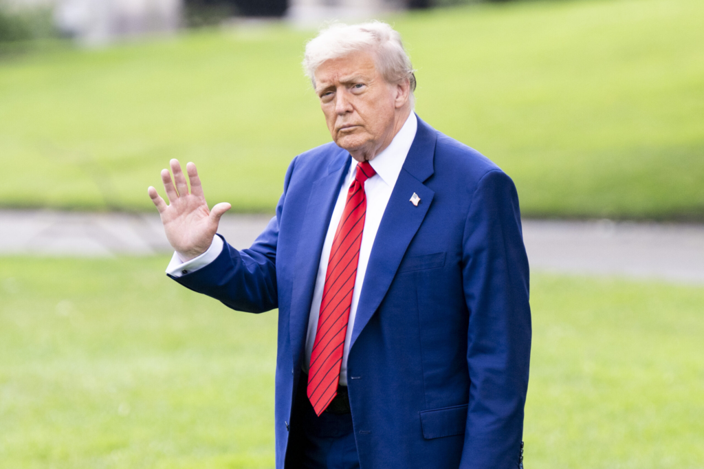 Trump va vizita centrul pentru migranti Alligator Alcatraz