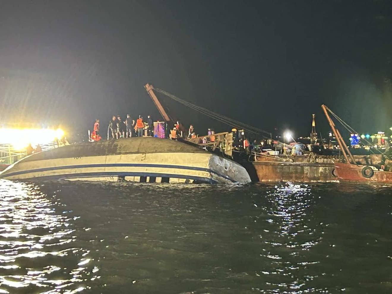 Vietnam Patru persoane disparute dupa rasturnarea unui vas