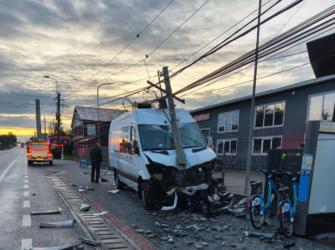 Accident dramatic in Dej Autoutilitara rupe statie biciclete