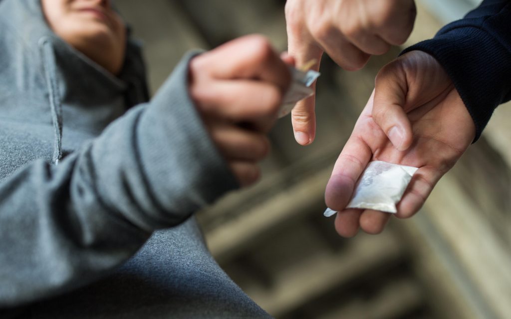 De la control rutier la perchezitii droguri gasite in borcan si poseta