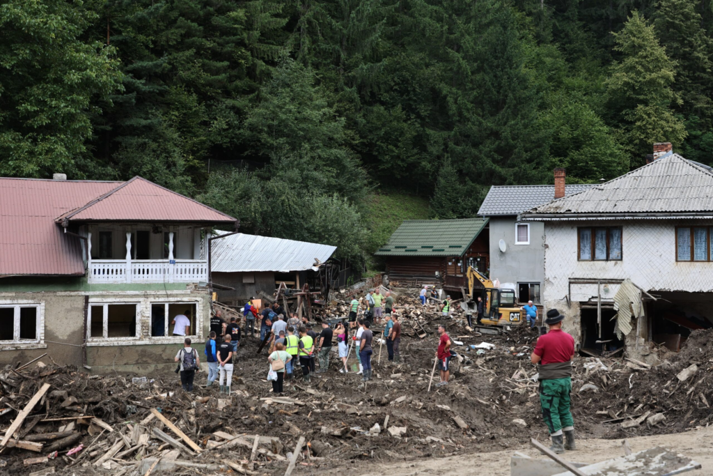 Drama din Brosteni Oameni ingropati in noroi