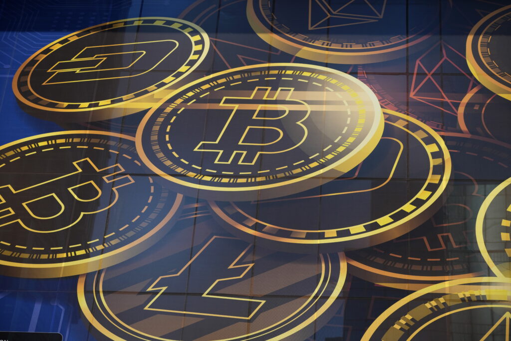 Trump promoveaza fondurile private si criptomonedele pentru pensii