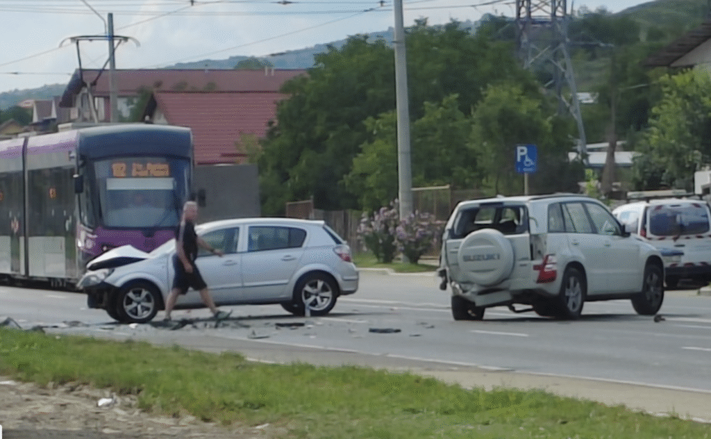 accident grav in cluj napoca doua masini colideaza pe bulevardul muncii