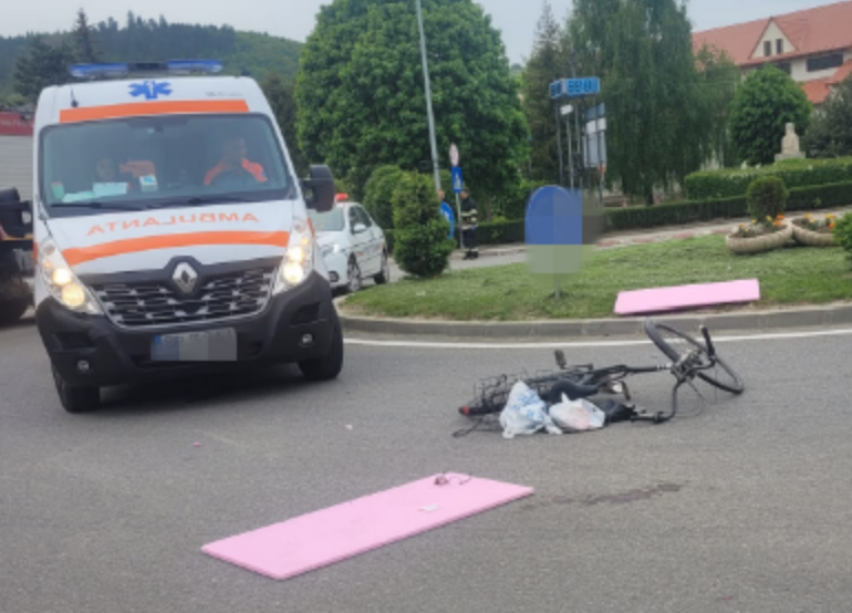 biciclist accidentat de masina gasit pe asfalt