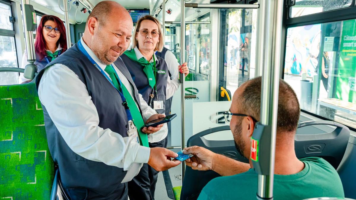 Controlorii STB au primit uniforme noi pentru transport civilizat