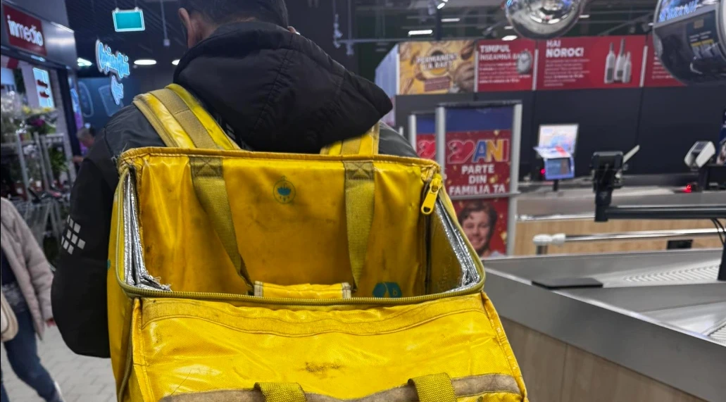Dezbateri aprinse dupa ce un youtuber din Cluj a postat o fotografie cu un livrator