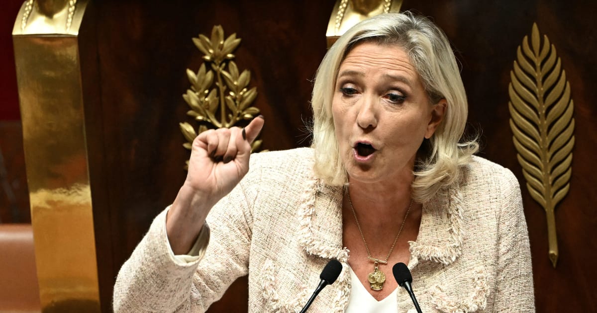 Le Pen il preseaza pe Macron inainte de discutiile bugetare