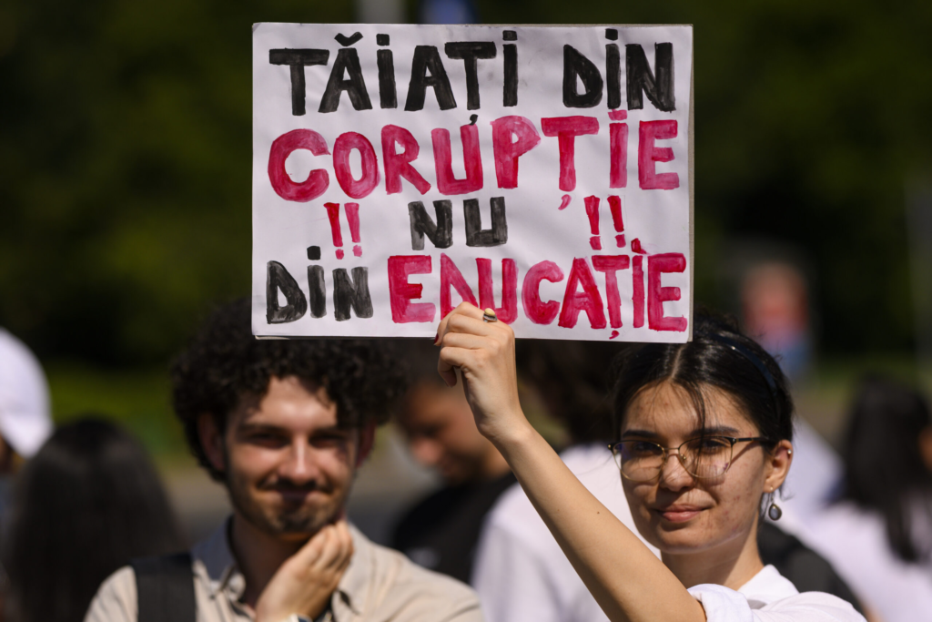 Noul an universitar incepe cu festivitati si proteste