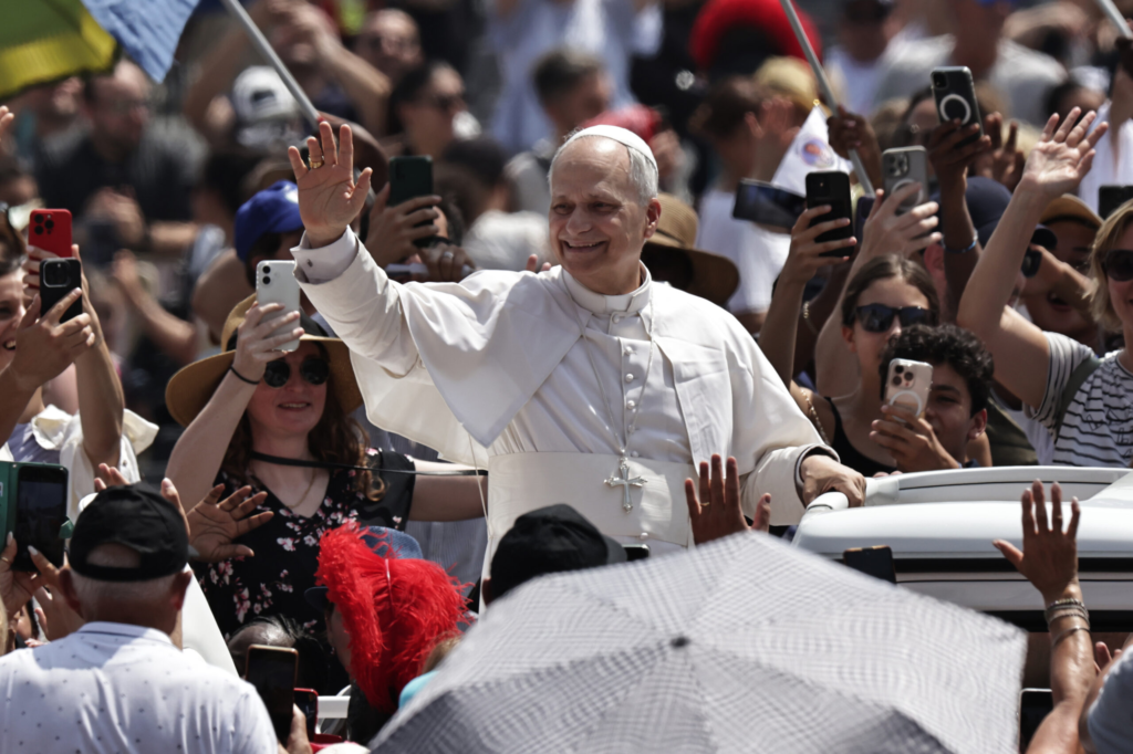 Papa Leon XIV se intalneste cu parintele James Martin