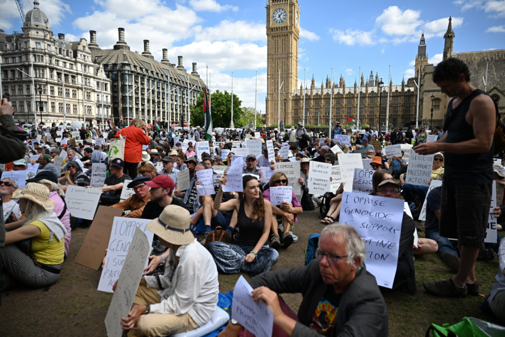 Peste 425 de persoane retinute la mitingul din Londra