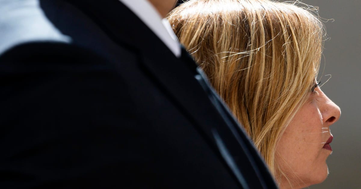 Politii italiana verifica siteuri porno pentru femei politicieni