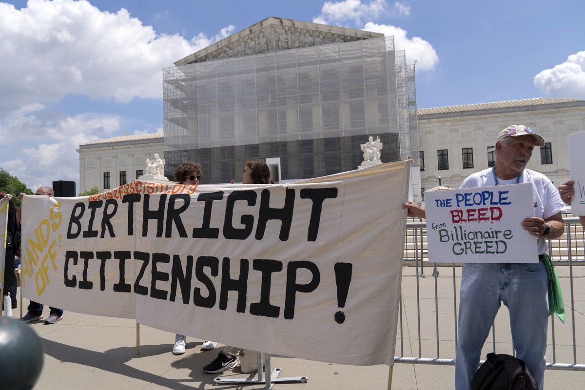 Trump cere Curtzii Supreme sa incheie cetatenia la nastere